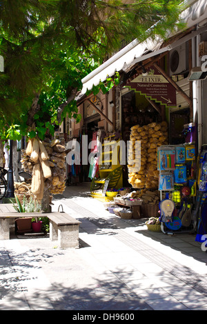 TRADITIONELLE GRIECHISCHE GESCHENKELADEN IN AGIOS NIKOLAOS. KRETA. Stockfoto