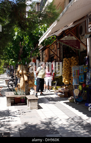 TRADITIONELLE GRIECHISCHE GESCHENKELADEN IN AGIOS NIKOLAOS. KRETA. Stockfoto