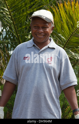 Tierpfleger zeigt seine corporate Identität t-Shirt, Cap mit Logo Durrell Dodo. Durrell Wildlife Conservation Trust, Jersey CI Stockfoto