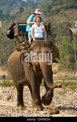 Vertikale Nahaufnahme von Touristen auf ein Elefanten-Trekking in Laos. Stockfoto