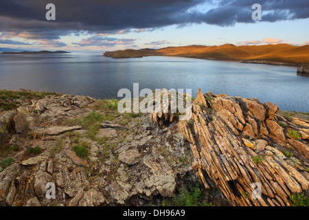 Blick auf das kleine Meer (Baikalsee) von Khibin Insel. Sibirien, Russland Stockfoto