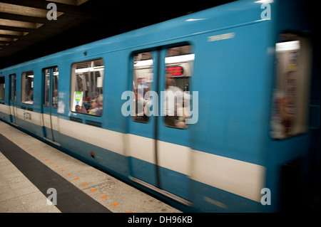 Zug fahren in einer u-Bahn-Station in Montreal, Quebec. Stockfoto