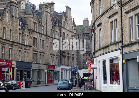 Blick auf Geschäfte in Jeffrey Straße mit Blick auf Canongate in Edinburgh, Schottland Stockfoto