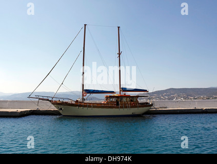 LUXUS-MOTORYACHT IN AGIOS NIKOLAOS MARINA. KRETA. Stockfoto