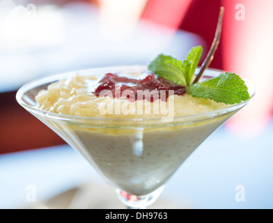 Grieß-Dessert aus einem fine dining restaurant Stockfoto