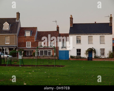 Den Dorfanger in Walberswick mit den umliegenden Häusern Stockfoto