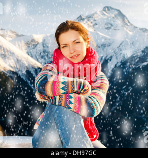 Attraktives Mädchen in verschneiten Alpen Stockfoto