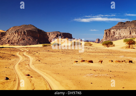 Straße in der Wüste Sahara, Tadrart, Algerien Stockfoto