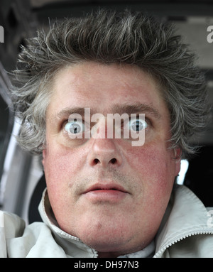 Weit aufgerissenen Augen, seltsamen Gesichtsausdruck einer mittleren Alter weißen Mann. Stockfoto