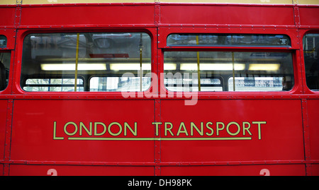 Ein Vintage London Transport-Logo auf einem roten Doppeldecker-bus