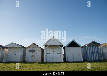 Strandhütten auf Cooden Strand, in der Nähe von Bexhill, East Sussex Stockfoto