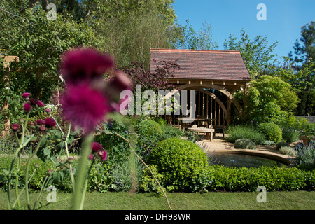 Ziemlich Gartenhäuschen auf dem Display mit Wasserspiel am Chelsea Flower Show 2010, Royal Hospital Chelsea, London, UK Stockfoto