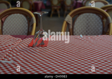 Tisch in einem Restaurant mit roten und weißen Check Tischdecken Stockfoto