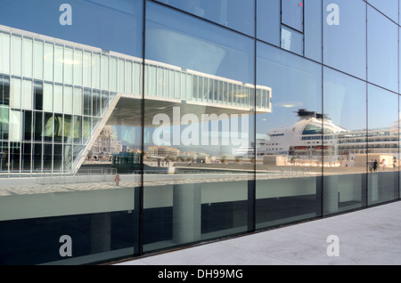 Reflexionen der Villa Mediterranée & Ferry im MUCEM Museum Esplanade J4 Marseille Bouches-du-Rhône Provence France Stockfoto