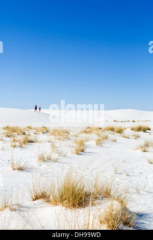 Wanderer auf den Dünen im White Sands National Monument in der Nähe von Alamogordo, New Mexico, USA Stockfoto