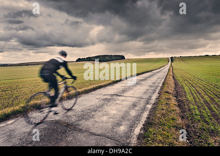 Einsame Radfahrer in UK Landschaft Stockfoto