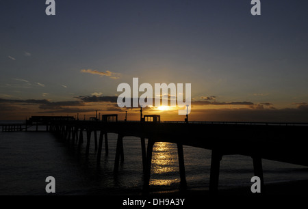 Blick entlang der Pier und Sonnenaufgang über Ärmelkanal Deal Kent England Stockfoto