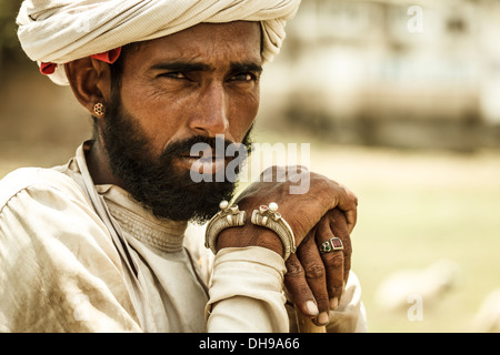 Portrait eines bärtigen Ziege Herder in weißen Turban, Silber Armband Silber Ring und Ohrringe in Rajasthan, Indien Stockfoto