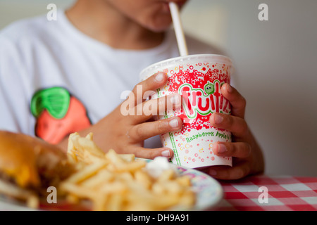 Kind-Milchshake mit einem Strohhalm trinken Stockfoto