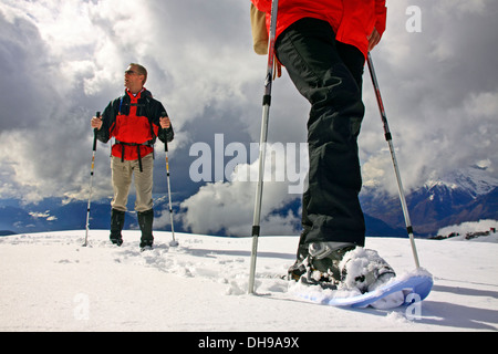 Bergwanderer tragen Schneeschuhe beim Schneeschuhwandern im Tiefschnee Schnee in den Bergen im Winter, Val Sarentino / Sarntal, Tirol Stockfoto
