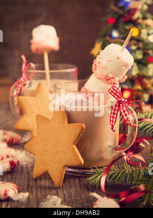 Heißer Schokolade mit Pfefferminz Bonbons beschichtete marshmallows Stockfoto