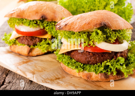 Selektiven Fokus auf die richtige Rindfleisch Cheeseburger mit Gemüse und Käse Stockfoto