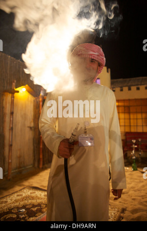 Shisha-Raucher bei Wüstensafari Liwa-Wüste in den VAE Stockfoto