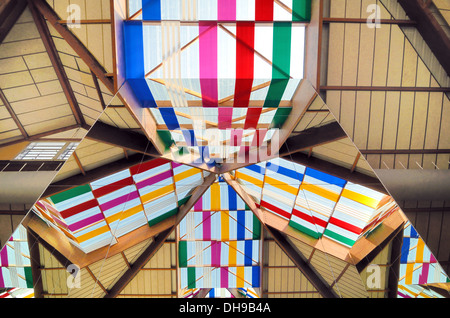 Buntglas Fenstern und Dachluken der Pyramide Kunst Installation von Daniel Buren Istres Bouches-du-Rhône Provence Frankreich Stockfoto