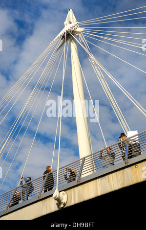 London, England, Vereinigtes Königreich. Hungerford Fußgängerbrücke / Queen Golden Jubilee Steg Stockfoto