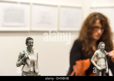 Kleine Frauen Skulptur auf der Fiac 2013 (Messe für zeitgenössische Kunst) im le Grand Palais in Paris, Frankreich Stockfoto