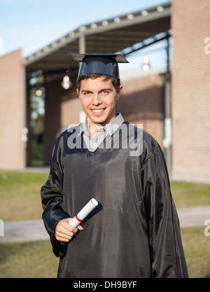 Graduate Student Graduation Day am Campus Diplom festhalten Stockfoto