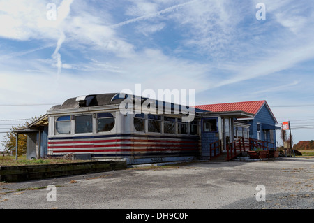 Verlassene Restaurant-Art am Straßenrand mit „Eisenbahnwagen“. Die Hersteller begannen damit, schiffbare, bahnähnliche „Speisewagen“ zu bauen, die die Menschen zu „Dinern“ gekürzt hatten Stockfoto