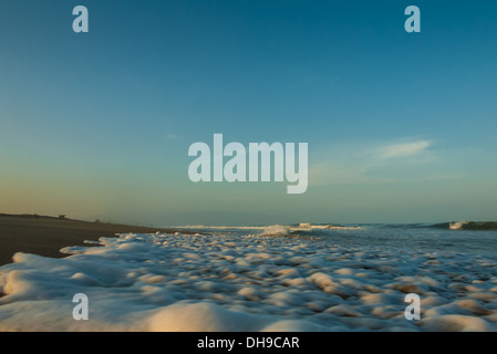 Niedrige Sicht auf einfallende Wellen beim ersten Licht am Morgen am Manhattan Beach, Kalifornien. (USA) Stockfoto