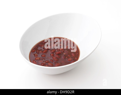 Red Bean Dessert in einer Schüssel isoliert auf einem weißen Hintergrund. Stockfoto