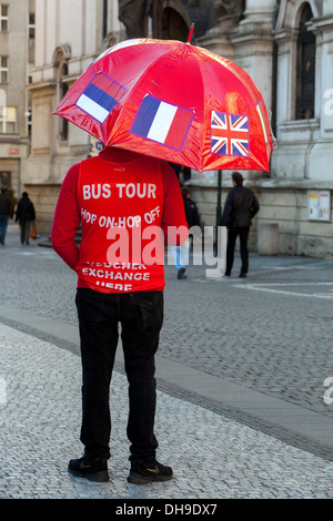 Mann bietet Reise-Dienstleistungen in Prag Bus Tour Altstadt Quadratisch Stockfoto