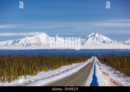 Blick auf Mount Drum und Mount Sanford im Winter von oben Glenn Highway westlich von Glenallen Yunan Alaska Stockfoto