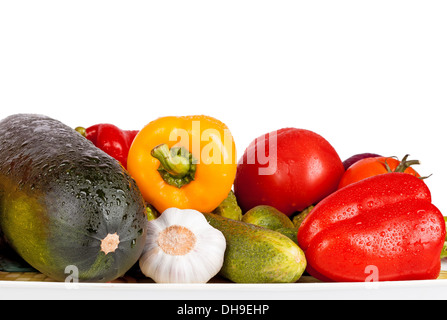 Zucchini Zucchini, Paprika und Tomaten, die isoliert auf weißem Hintergrund Stockfoto