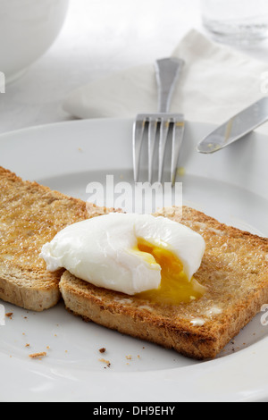 Pochiertes Ei auf toast Stockfoto