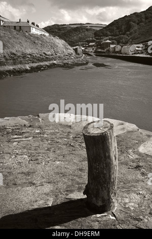 Boscastle Stein Hafenmauer mit Angelboote/Fischerboote und Freizeitboote Partie zu dieser kornischer Fischerhafen Stockfoto