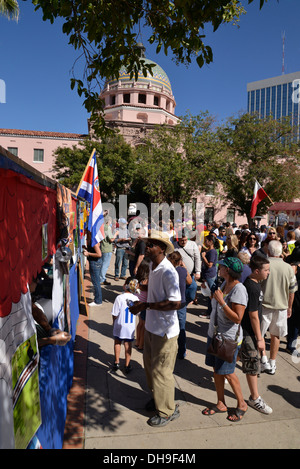 Teilnehmer von Tucson treffen Sie sich, ein jährliches Festival feiern Kultur und Vielfalt, in Tucson, Arizona, USA. Stockfoto