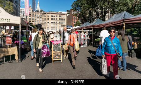 bunte vielfältige Multi ethnischen Menschen Shopper Menschenmenge union Square Greenmarket am herrlich sonnigen Herbstnachmittag in Manhattan Stockfoto