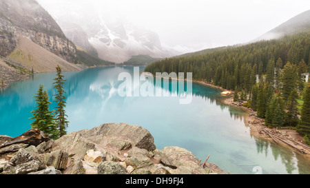 Das Tal der zehn Gipfel eingehüllt in Nebel gesehen von Rockpile auf Gletscher genährt Moraine Lake im Banff Nationalpark, Alberta Stockfoto