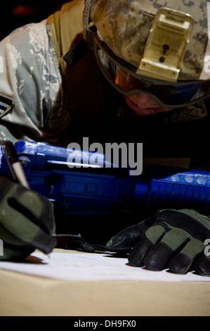 Senior Airman Derrick Besser, 791st Rakete Sicherheitskräfte Mitglied findet eine schriftliche Prüfung während der 91. Security Support Squadron taktische Reaktion Kraft Tryouts in Minot Air Force Base, N.D., Okt. 29. TRF ist ein schnell einsetzbar und dynamischen Kraft capabl Stockfoto