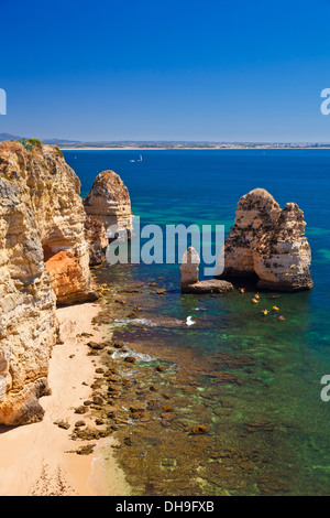 Sechs Kanuten Paddeln auf der leeren Sandstrand von Praia da Camilo Lagos Algarve Portugal EU Europa Stockfoto