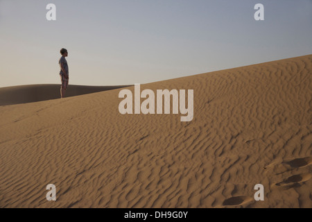 Ein Junge aus blickt man auf Liwa Wüste, Abu Dhabi, Vereinigte Arabische Emirate Stockfoto