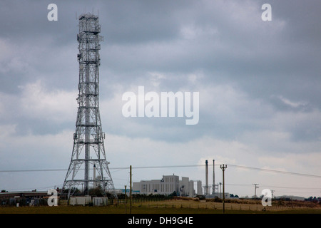 Sendestation und Dairy Crest im Hintergrund Davidstow Käserei Stockfoto