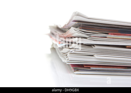 mehrere Zeitungen, Zeitschriften, gestapelt auf weißem Hintergrund Stockfoto