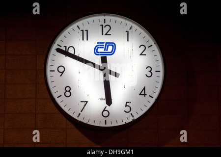 Der Bahnuhr am Hauptbahnhof in Prag, Tschechien, Europa Stockfoto