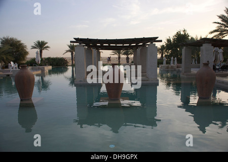 Der Hauptpool am Bab Al Shams, in der Nähe von Dubai Vereinigte Arabische Emirate Stockfoto