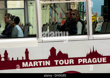 Touristen in einem Bus, der durch die Stadt Prag Tour Bus fährt Stockfoto